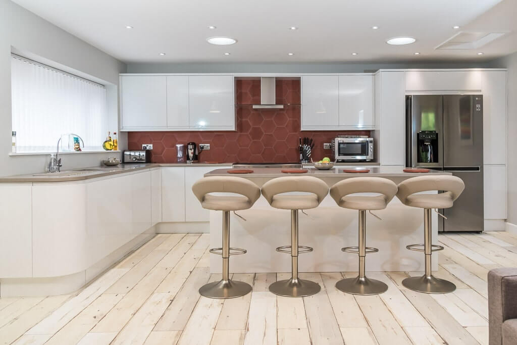 A delightfully cream coloured kitchen.